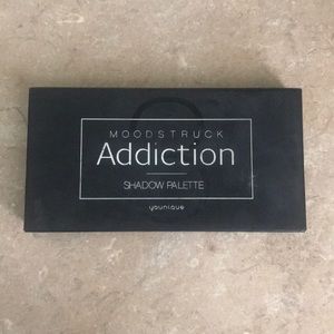 Younique moonstruck addiction shadow palette
